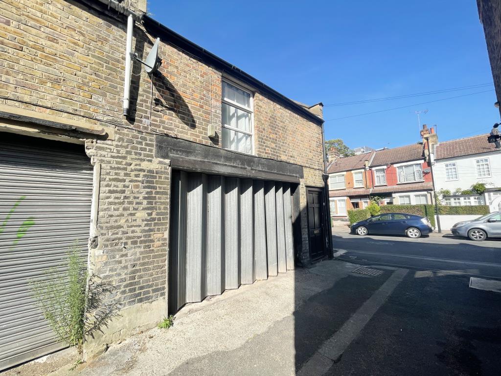 Lot: 111 - TWO STOREY BUILDING ARRANGED AS TWO FLATS WITH POTENTIAL - 
